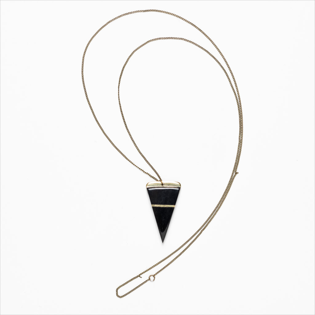 Collier pendentif triangle en corne noire et laiton