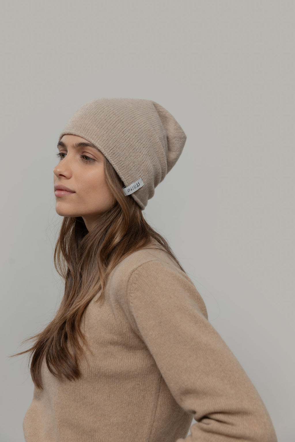 Bonnet-beige-unisexe-maille-fine-laine-recyclée-marque-mode-circulaire-Rifò