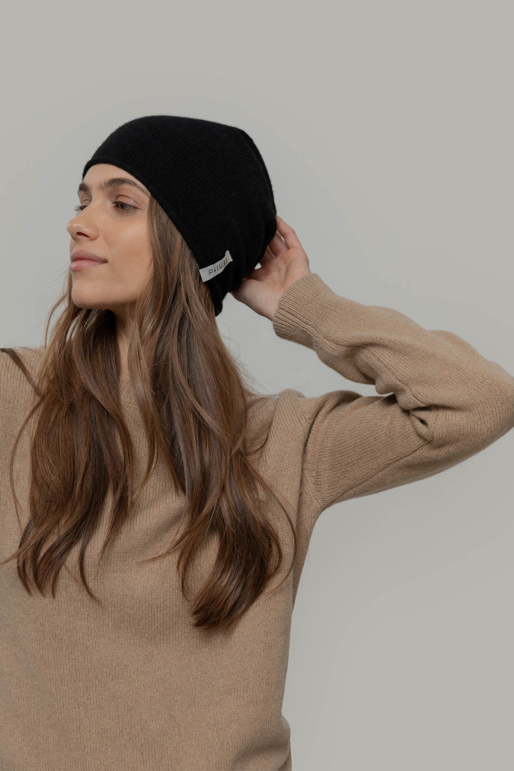 Bonnet-Frank-noir-maille-fine-laine-recyclée-marque-éthique-italienne-Rifò