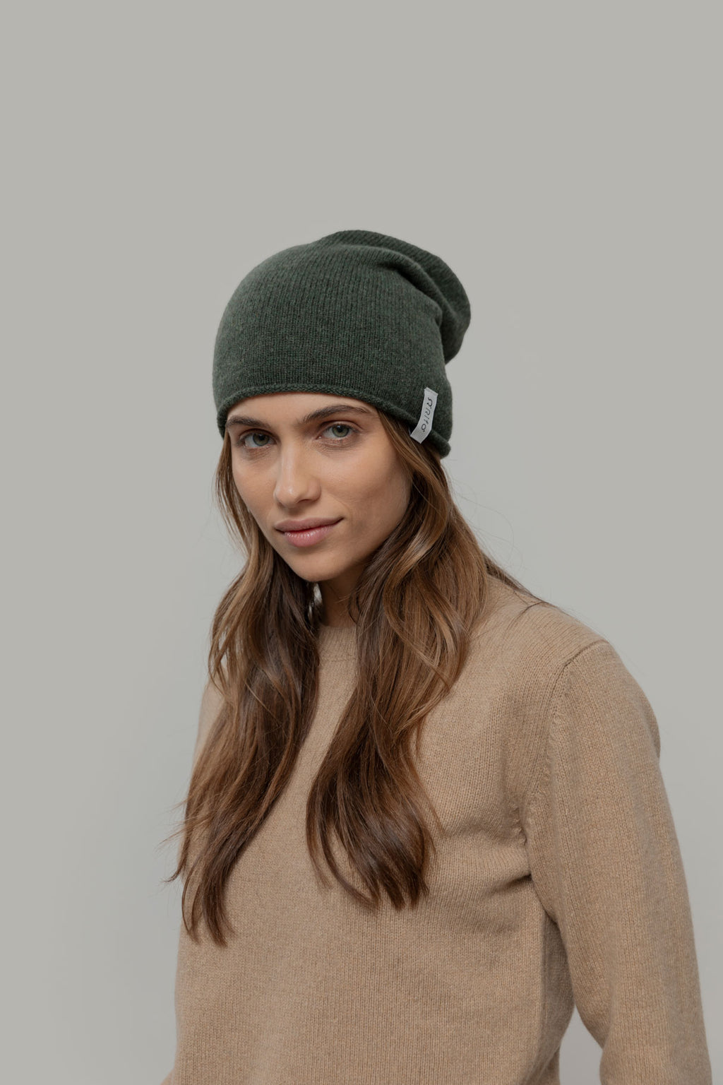 Bonnet-maille-fine-vert-forêt-unisexe-laine-recyclée-Frank-marque-italienne-éthique-Rifò