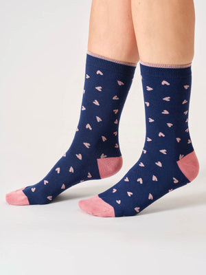 Chaussettes-bambou-coeurs-roses-fond-bleu-foncé-Thought