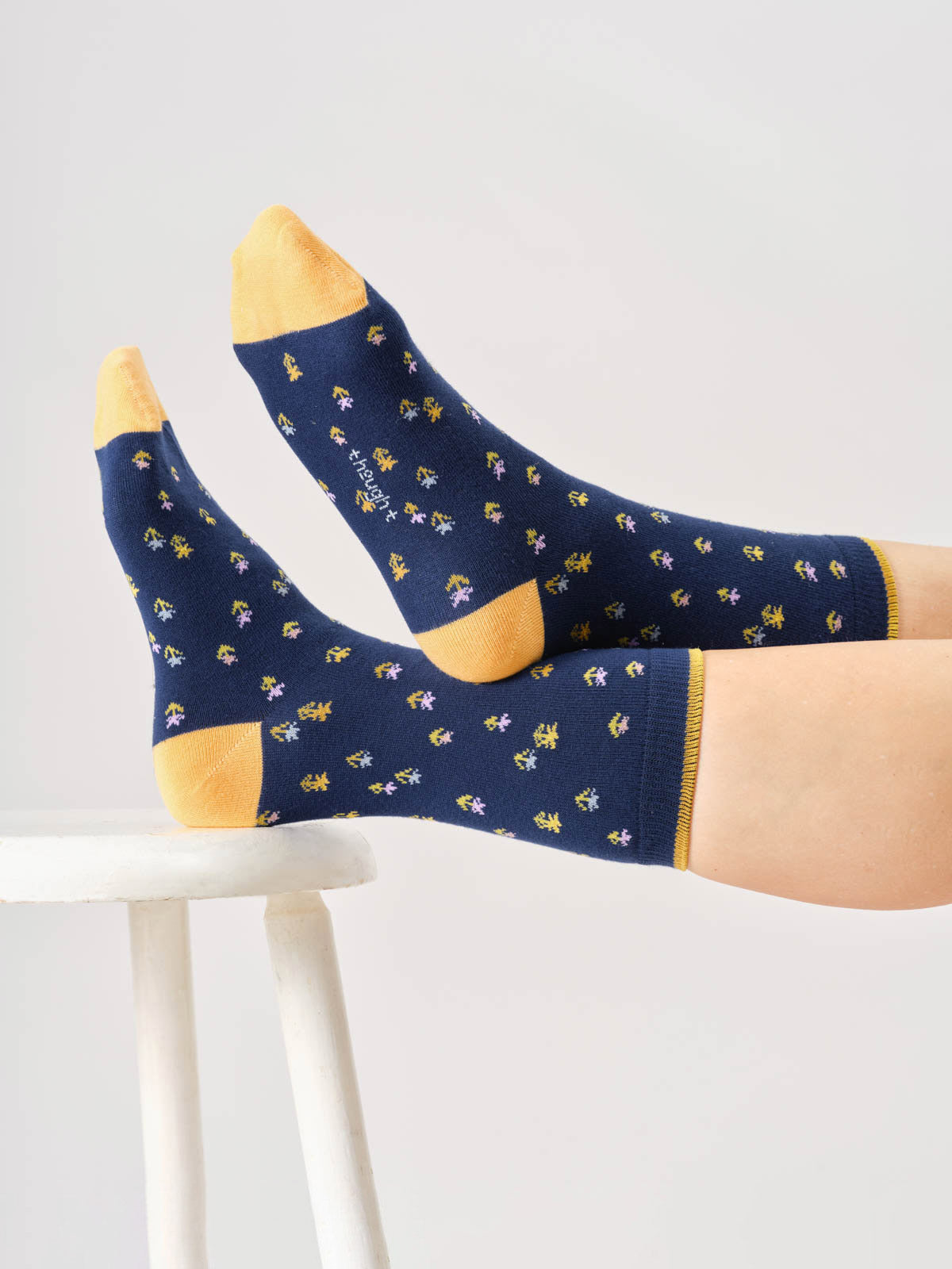 Chaussettes-Ditsy-petites-fleurs-roses-et-jaunes-fond-bleu-foncé-bambou-coton-bio