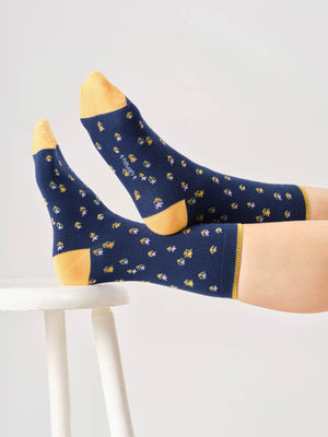 Chaussettes-Ditsy-petites-fleurs-roses-et-jaunes-fond-bleu-foncé-bambou-coton-bio