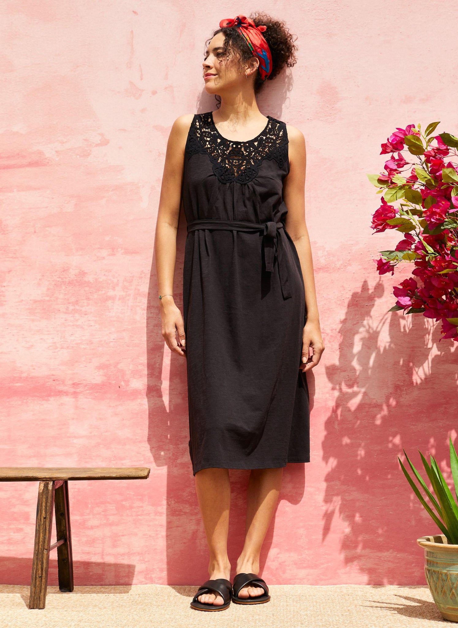 Robe-Eliza-sans-manches-droite-lien-ceinture-noire-jersey-coton-bio-empiècement-dentelle-encolure-La-Fiancee