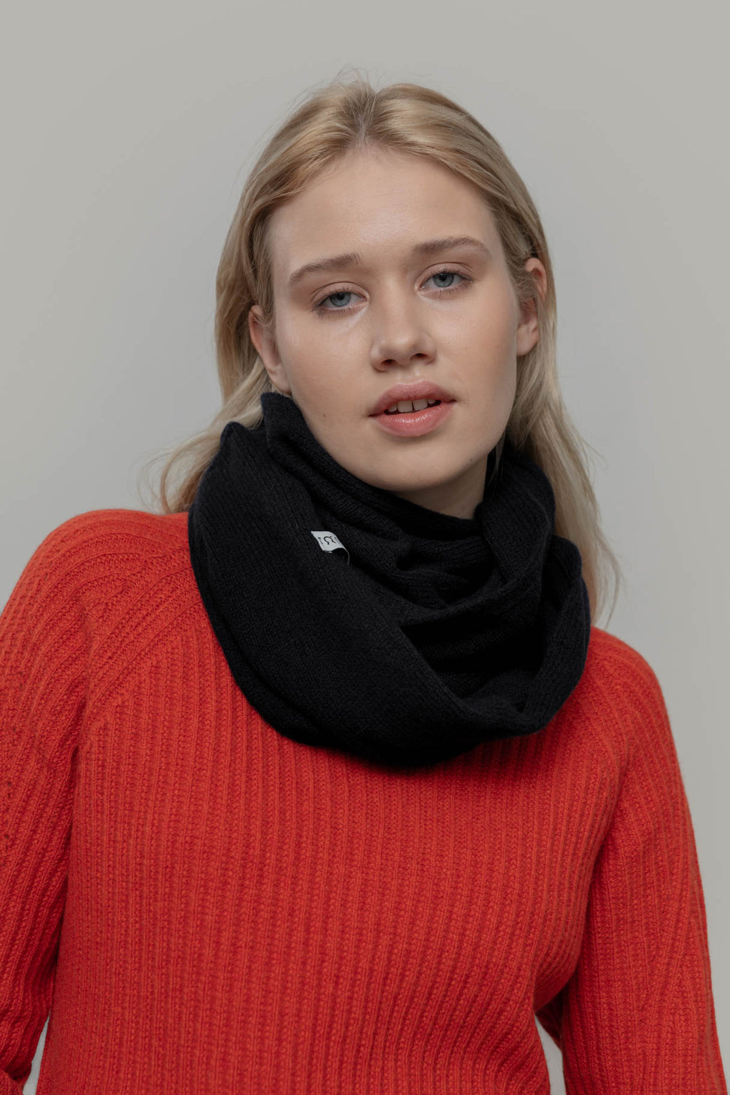 Tour de cou "snood" noir en laine recyclée Rifo