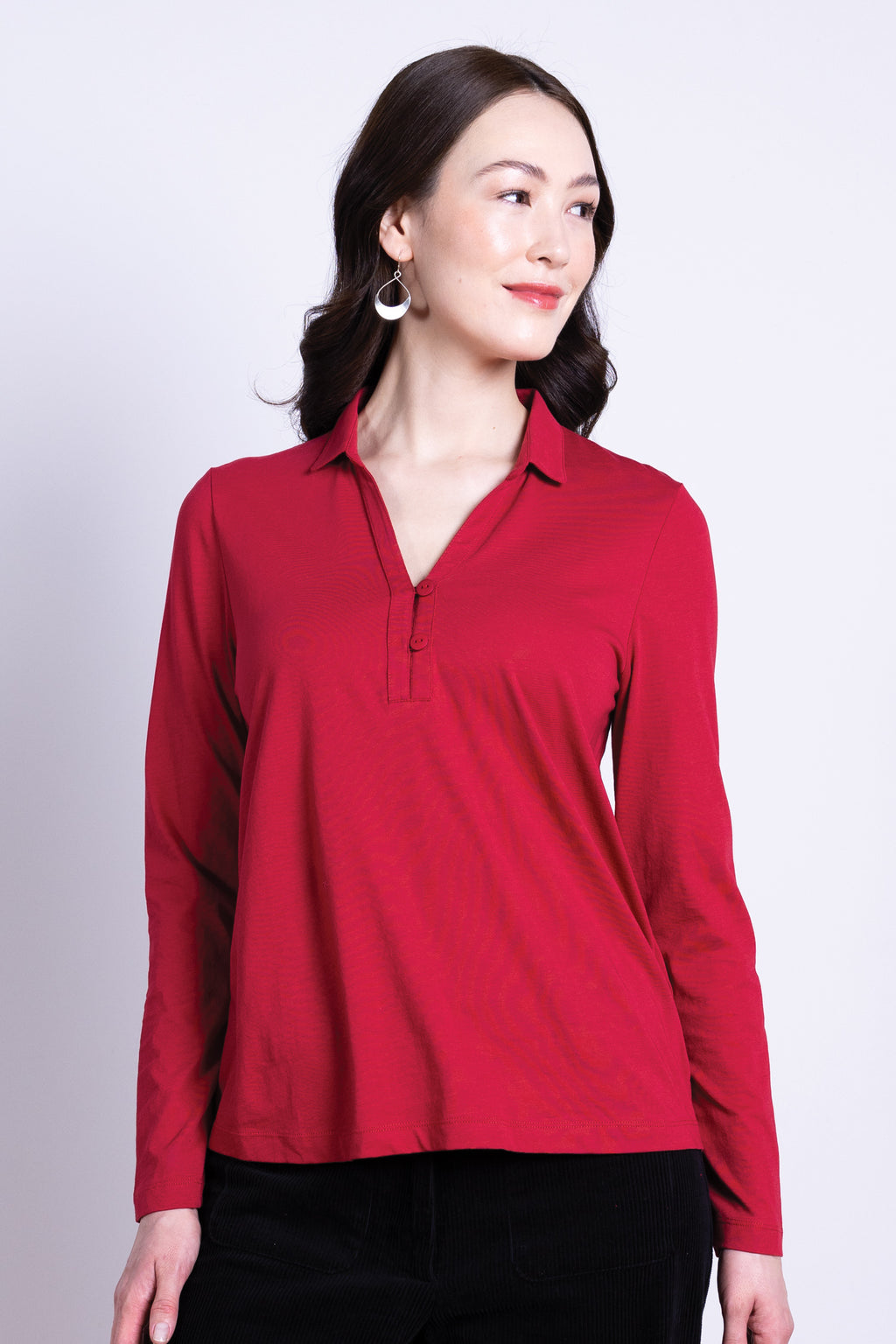 Top-rouge-col-polo-ouvert-V-2-bouton-manches-longues-jersey-coton-bio-Nomads 