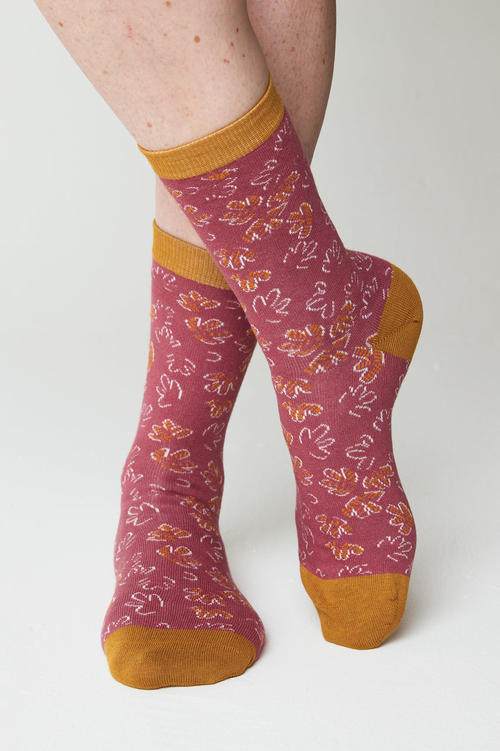 chaussettes-aralia-motif-floral-fond-framboise-raspberry-bambou-nomads