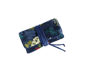 pochette-a-bijoux-imprime-floral-botanical-fond-bleu-marine-velours-earth-squared