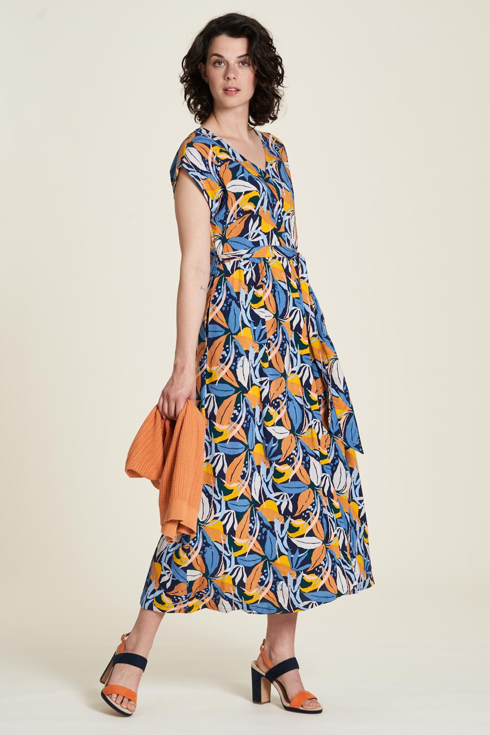 robe-longue-imprime-paradise-feuilles-oranges-bleues-ecovero-tranquillo-ete-2024