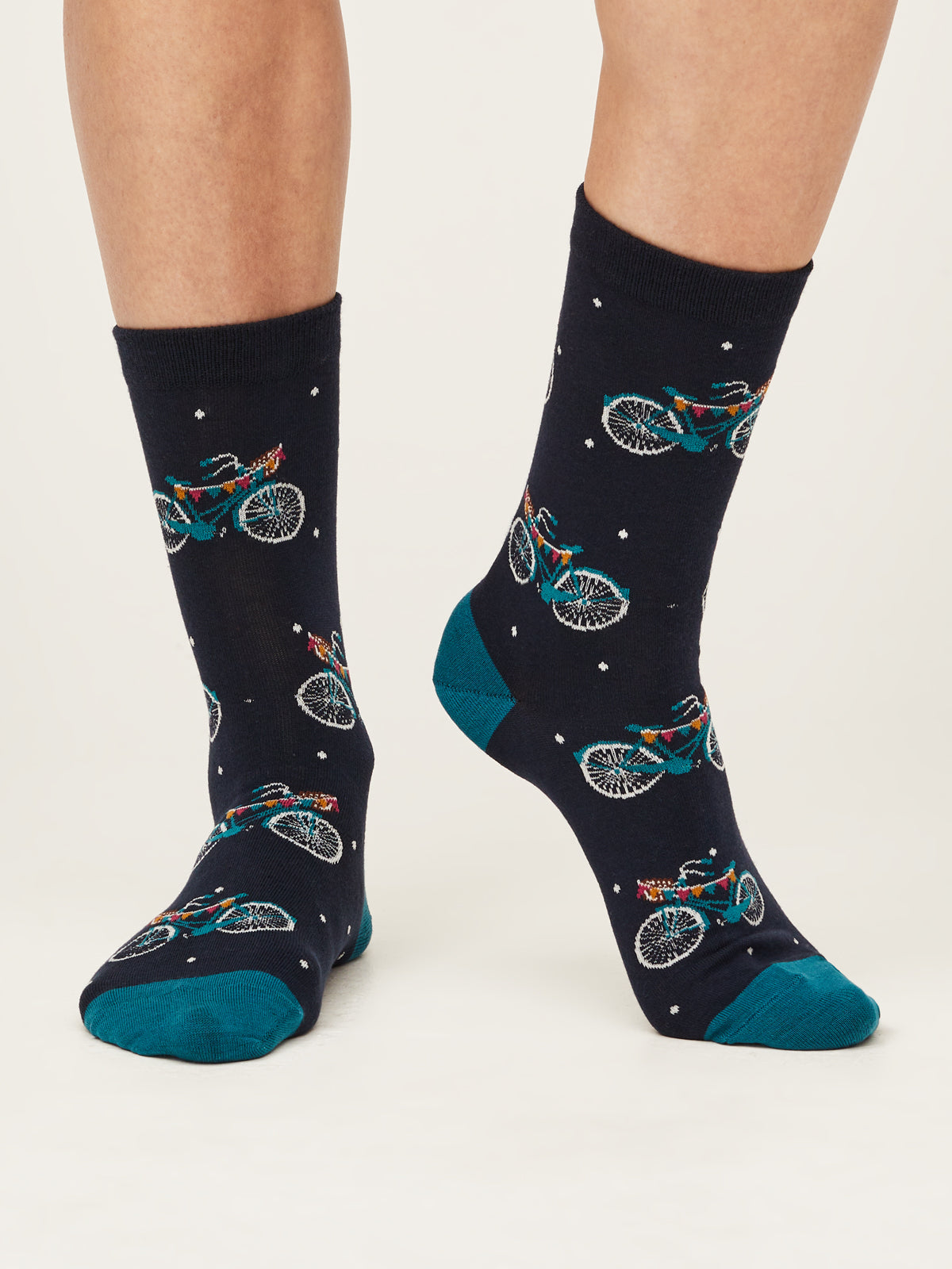 chaussettes-femme-motif-vélo-fond-bleu-marine-coton-bio