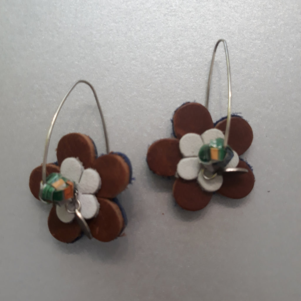 Boucles d'oreilles fleurs en cuir recyclé
