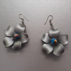 boucles-d-oreilles-fleurs-cuir-recycle-emballage-upcycling-e-moi-commerce-equitable