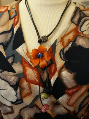 collier-fleur-orange-cuir-recycle-upcycling