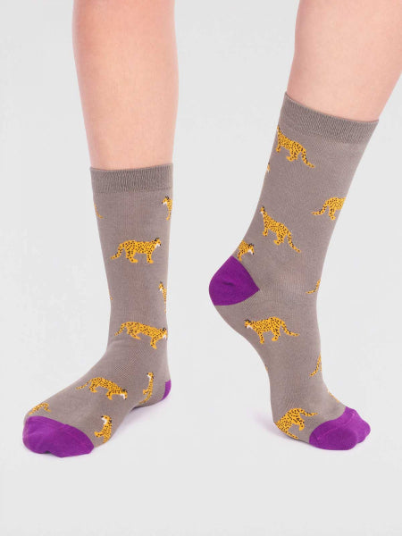 chaussettes-motif-léopards-fond-gris-coton-bio-bambou-thought
