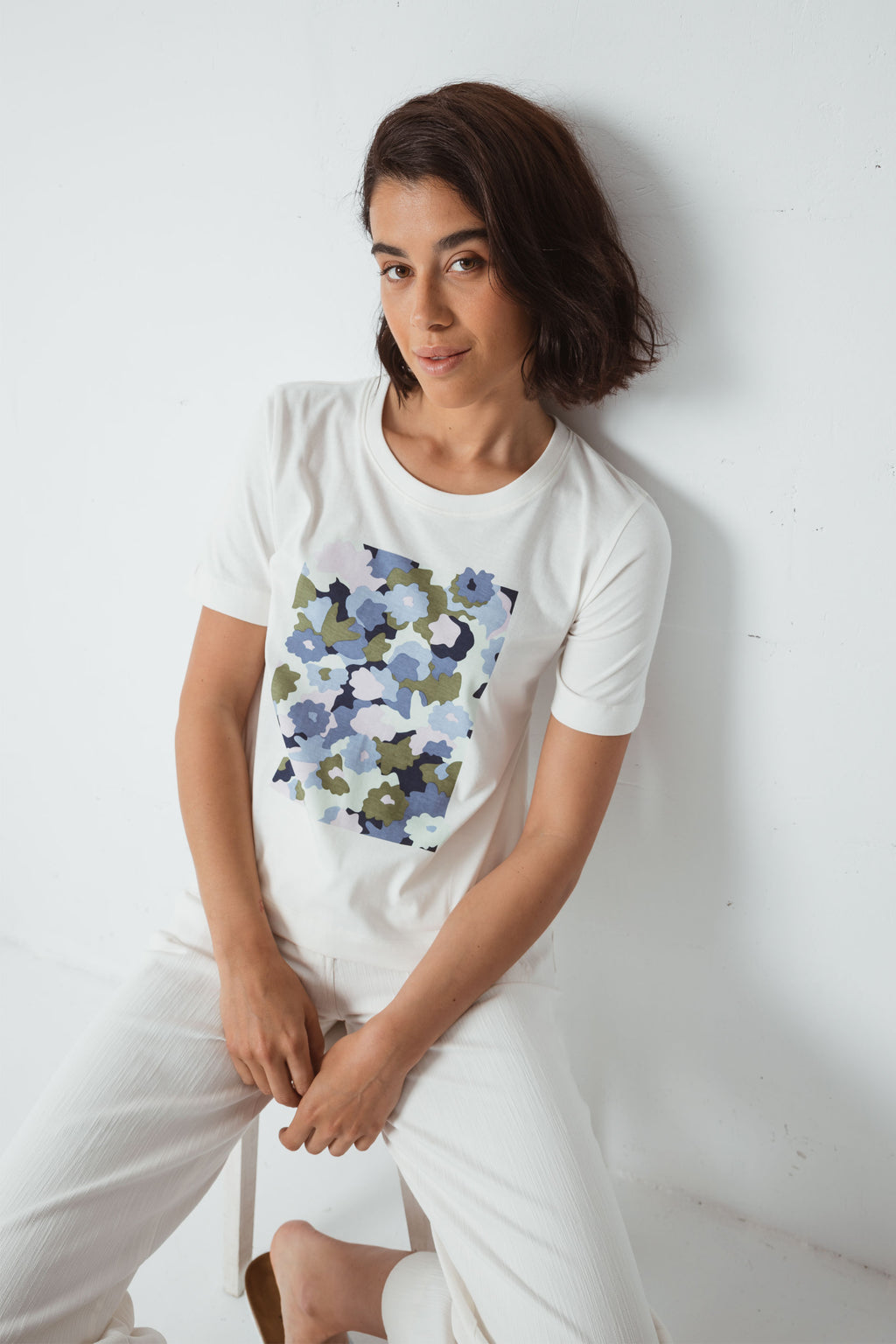 tee-shirt-dara-blanc-motif-fleurs-bleues-coton-bio-skfk